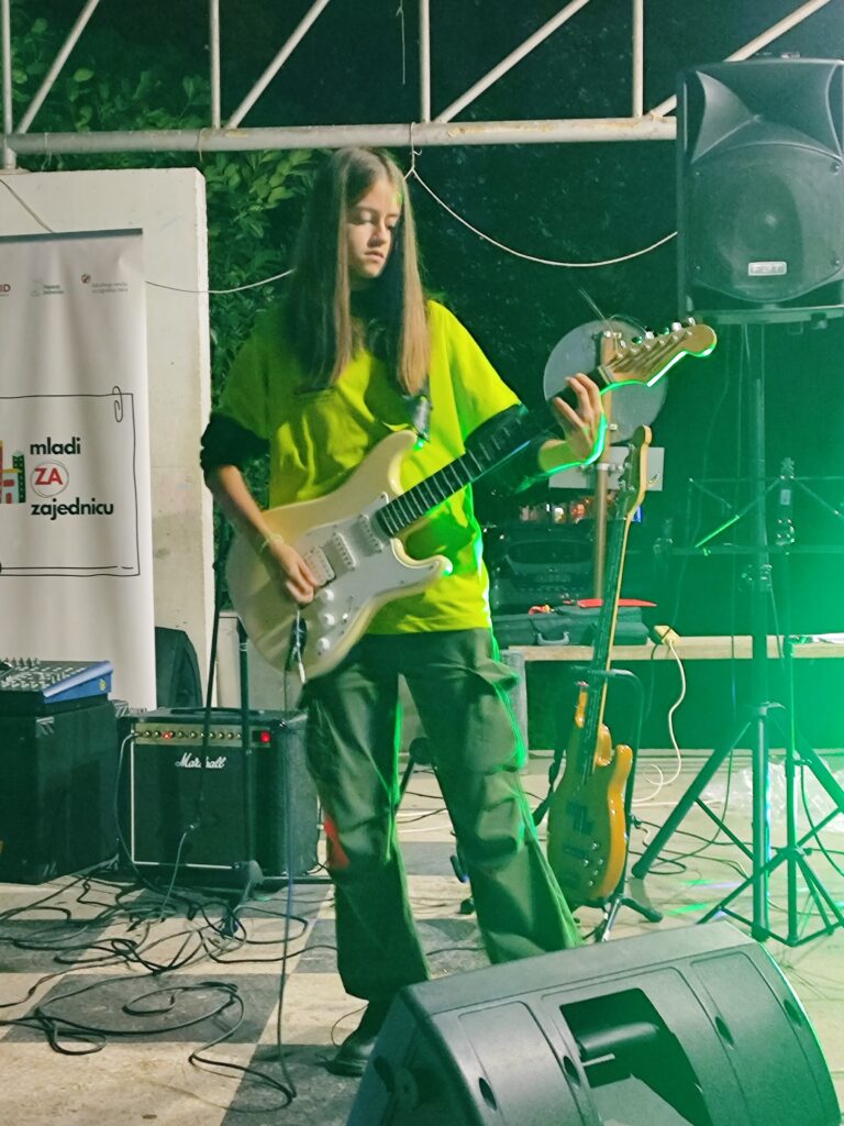 Staša - rock gitaristkinja iz Bratunca koja ima samo 13 godina