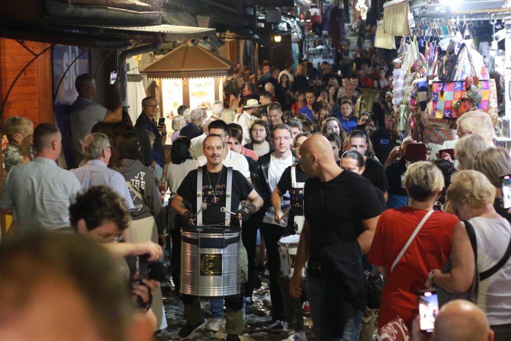 Sarajevo Drum Orchestra - defile u Mostaru